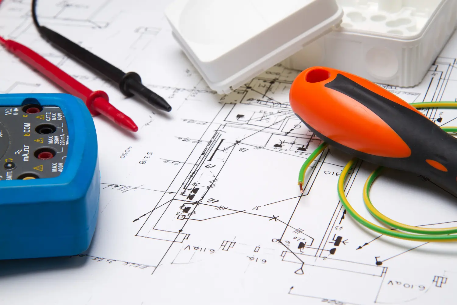 Elektrische Instrumente auf Bauplan
